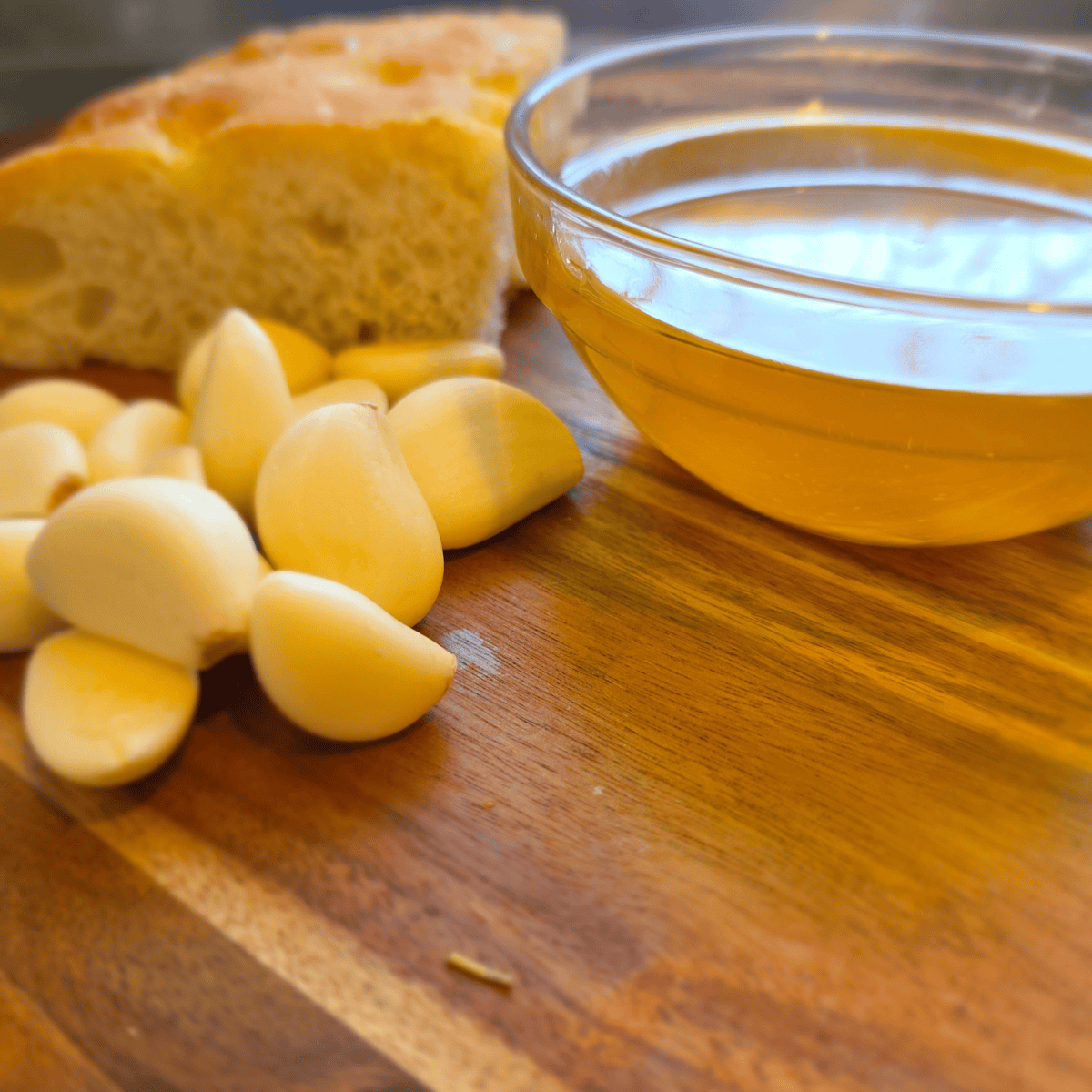How to Make Simple Homemade Garlic Oil – 2 Ingredients