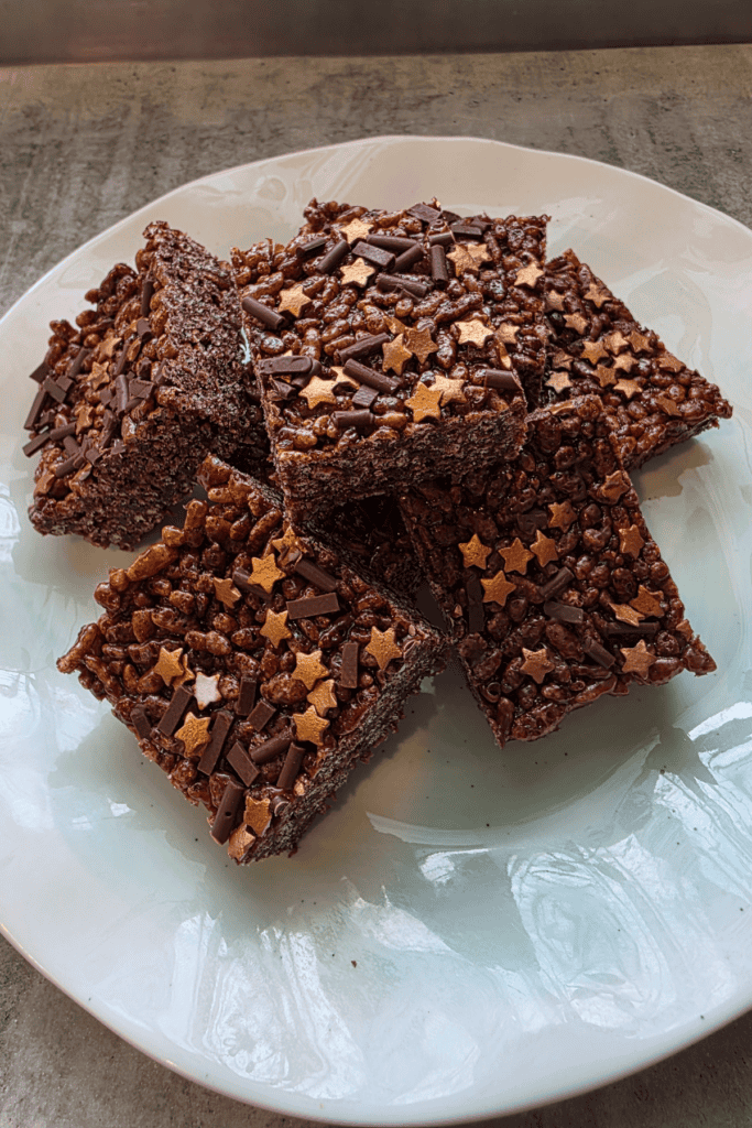 No-bake chocolate rice crispy slice with marshmallows